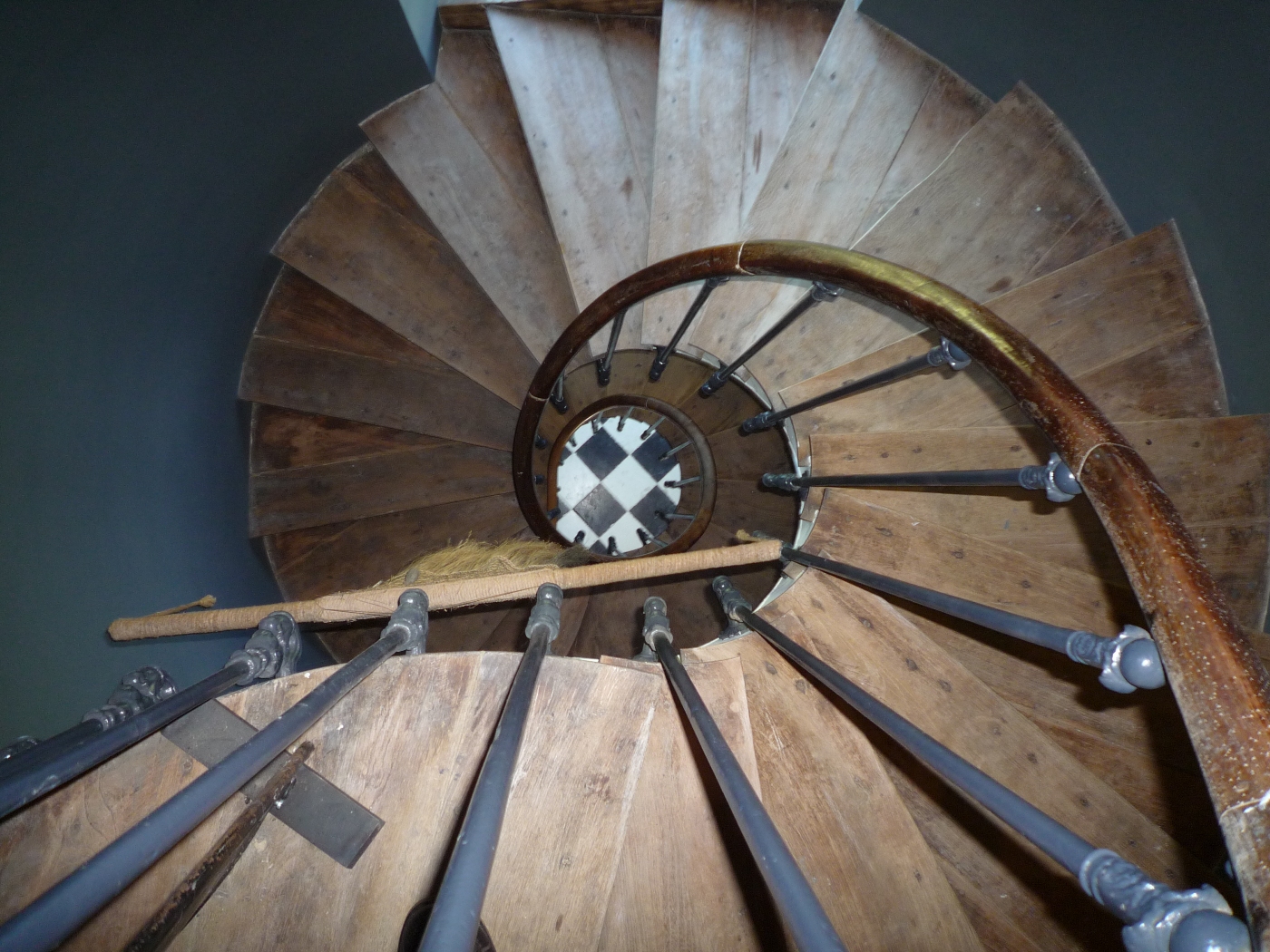 Escalier en bois dans un chateau à vendre en Normandie