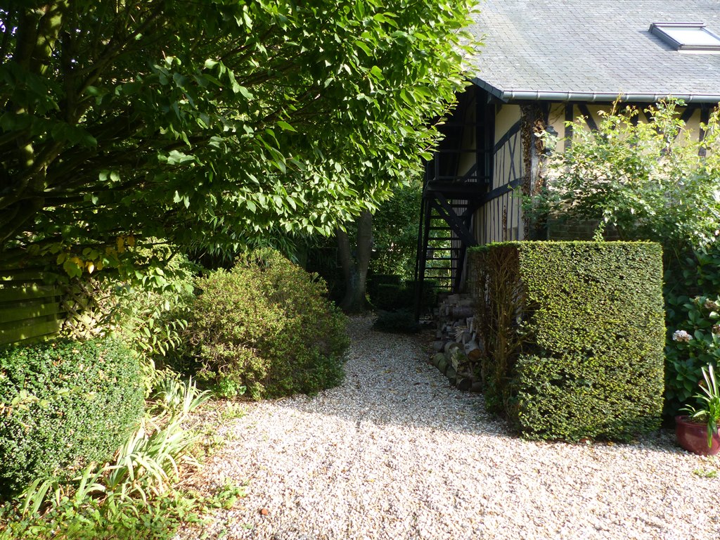 Maison normande restaurée a acheter avec jardin de qualité