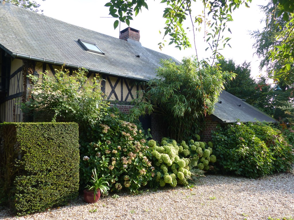 Maison normande restaurée avec gout à acheter avec jardin de qualité