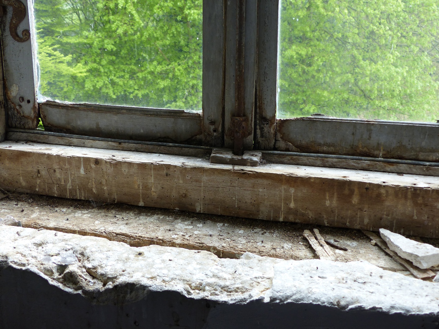 Vieille fenêtre dans les combles d'une maison bourgeoise à vendre en Haute Normandie