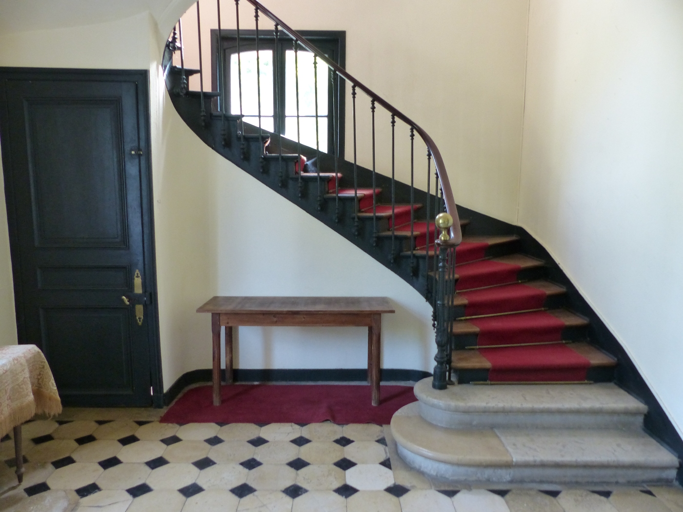 Escalier à plan carré dans un chateau à vendre près de Dieppe