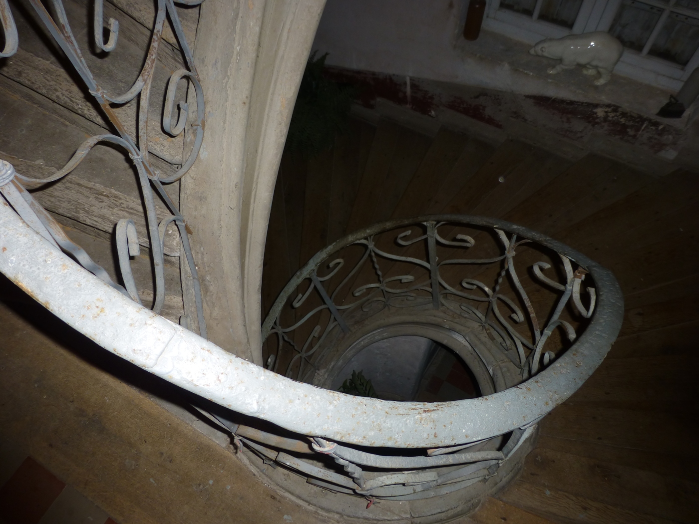Escalier en tomettes avec rampe en fer ouvragée dans un petit chateau à vendre près de Cany Barville