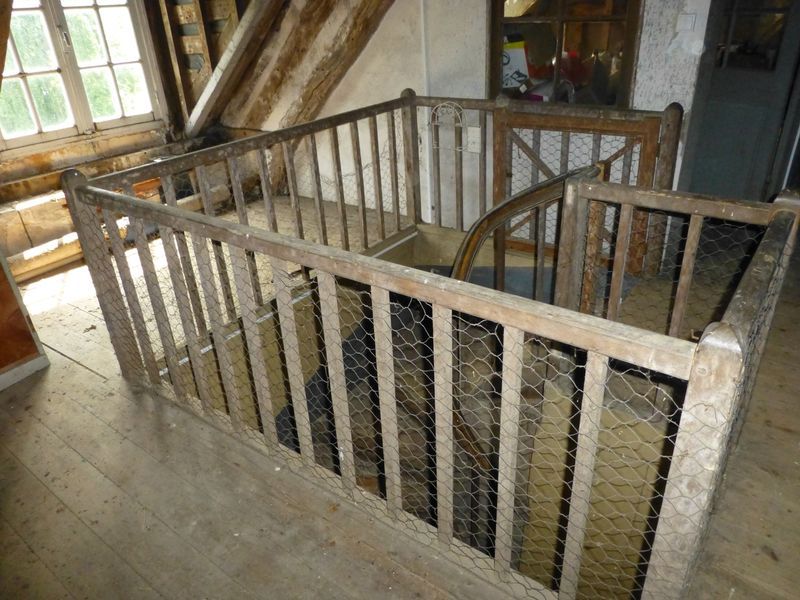 Escalier en bois menant aux combles d'un chateau à vendre dans le secteur de Doudeville