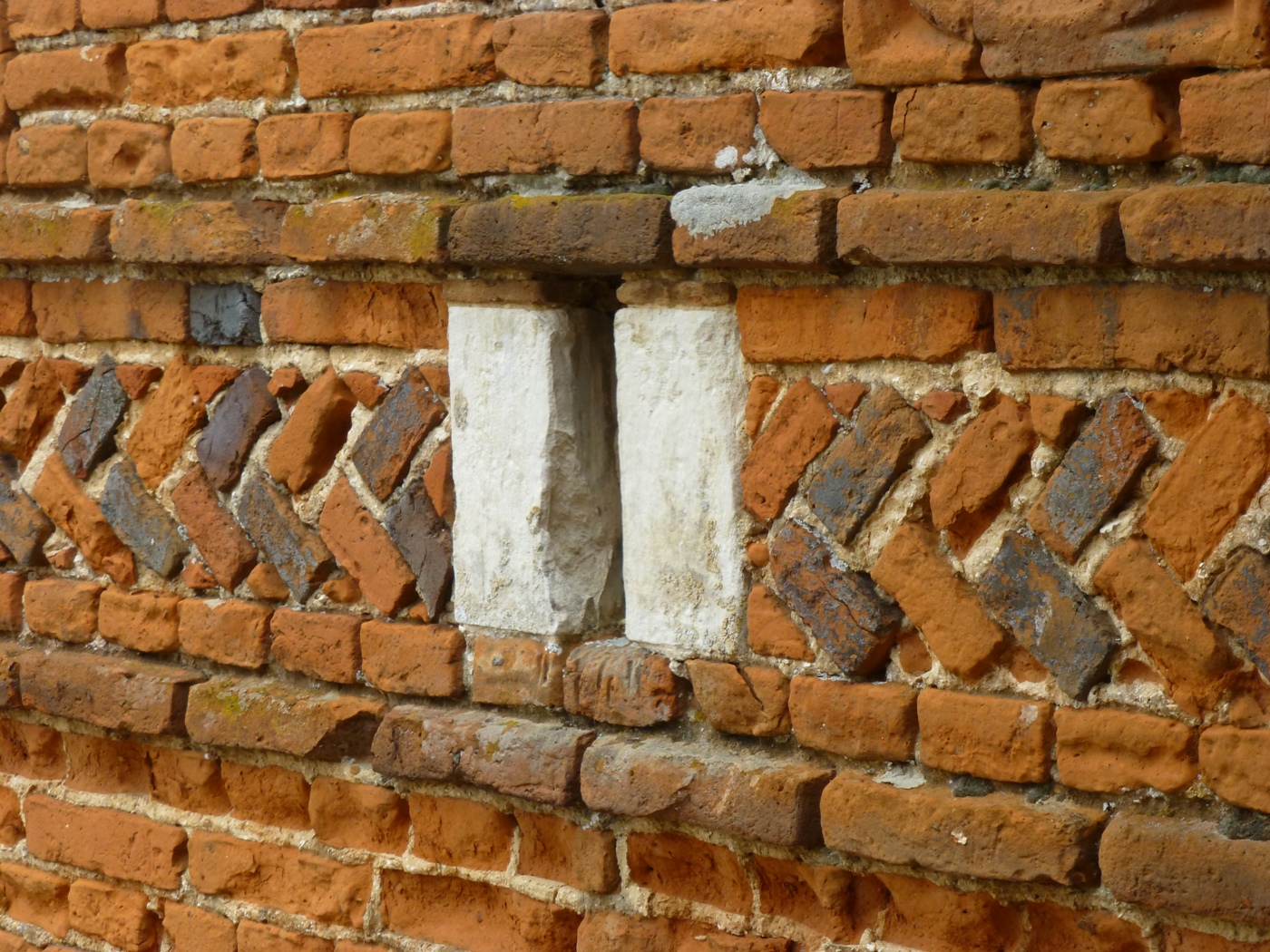 Mur de briques avec fenêtre en pierre sur un manoir à vendre proche d'Etretat