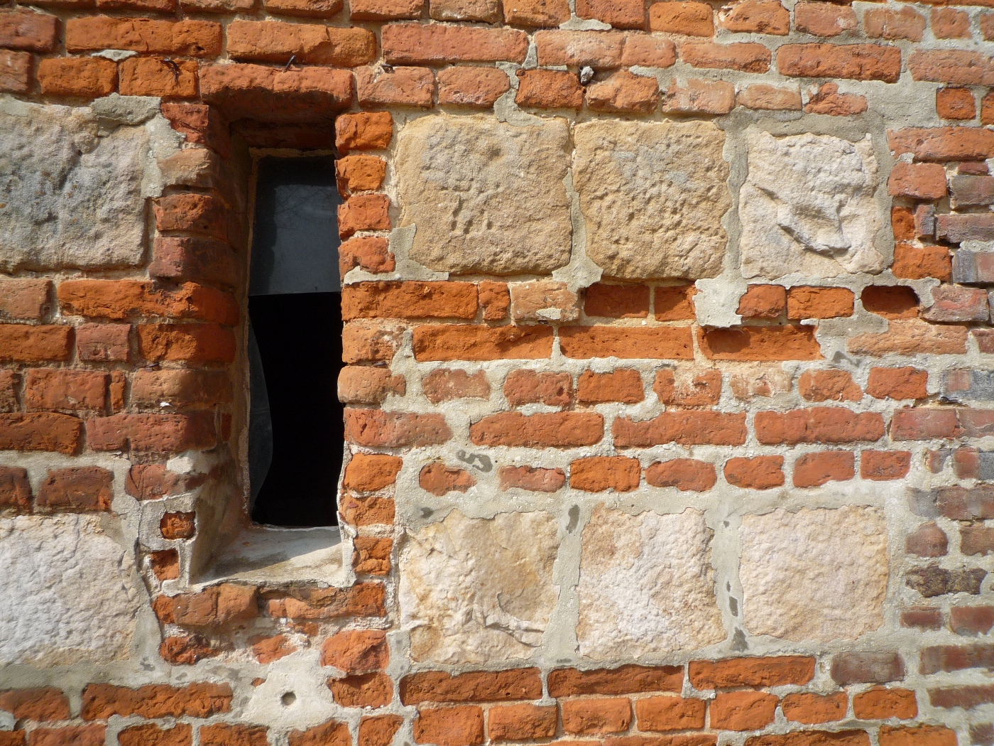 Mur de briques et grès taillé sur une maison à vendre en Normandie