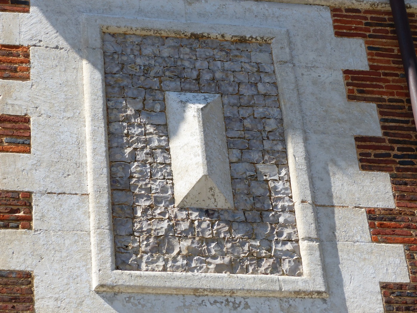 Assemblage de pierre de taille, briques et silex sur le mur d'un manoir à vendre en Seine maritime