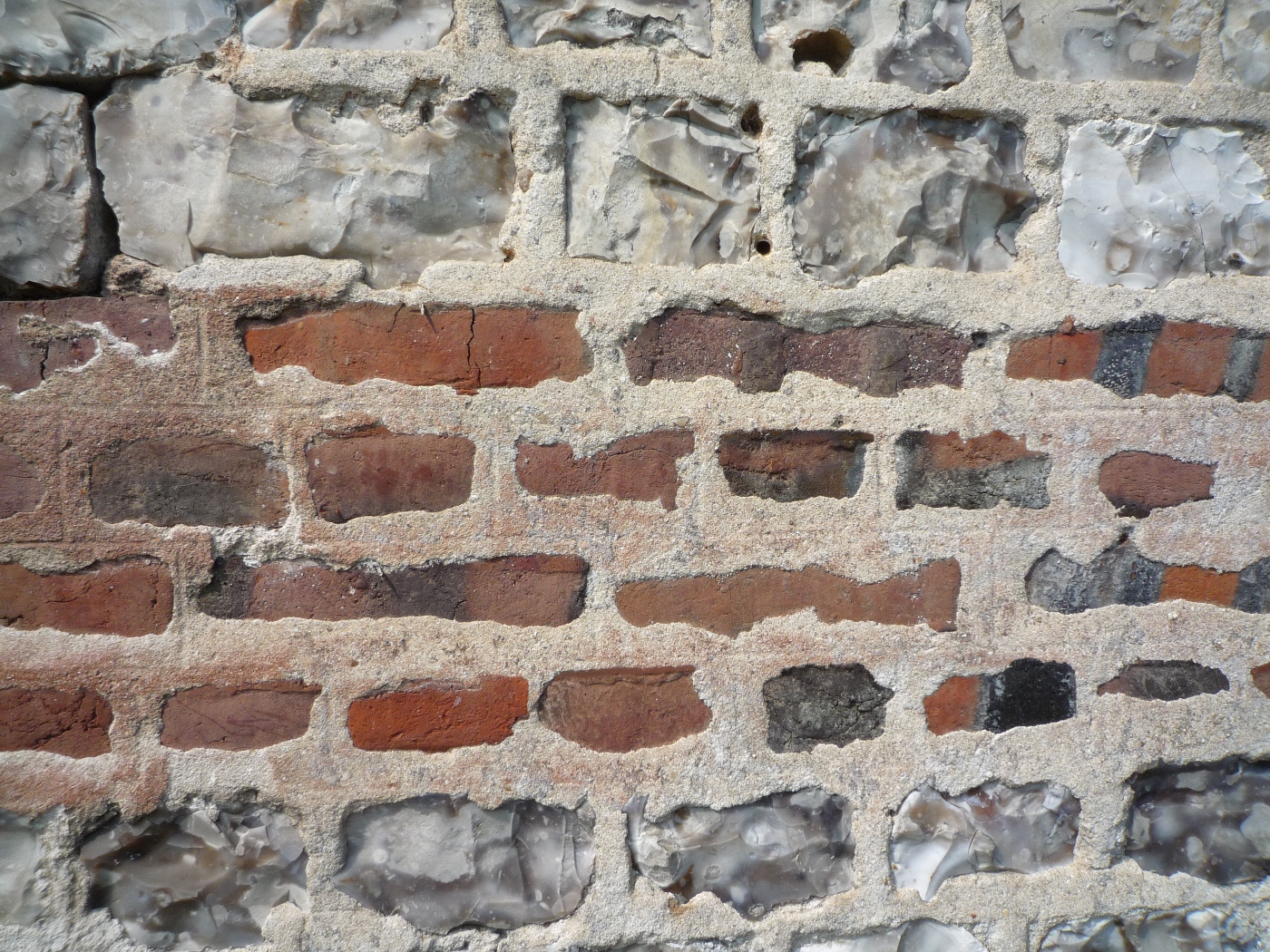 Assemblage de briques et cailloux dans un mur de maison à vendre proche des Petites Dalles