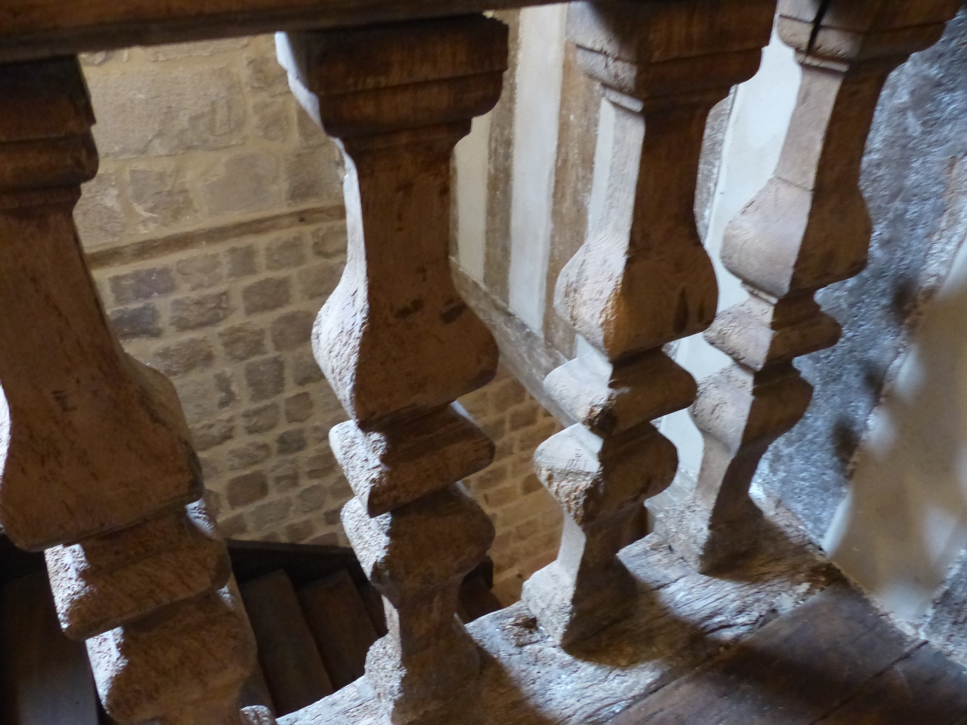 Balustres en bois d'un escalier Louis XIII dans un manoir à vendre proche de Veules les Roses