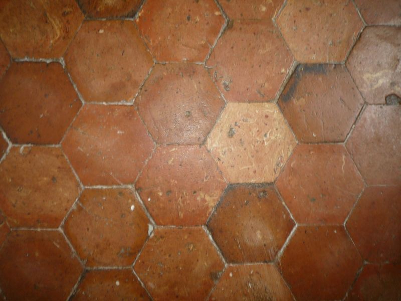 Vieilles tomettes hexagonales d'une maison à vendre en Pays de Caux
