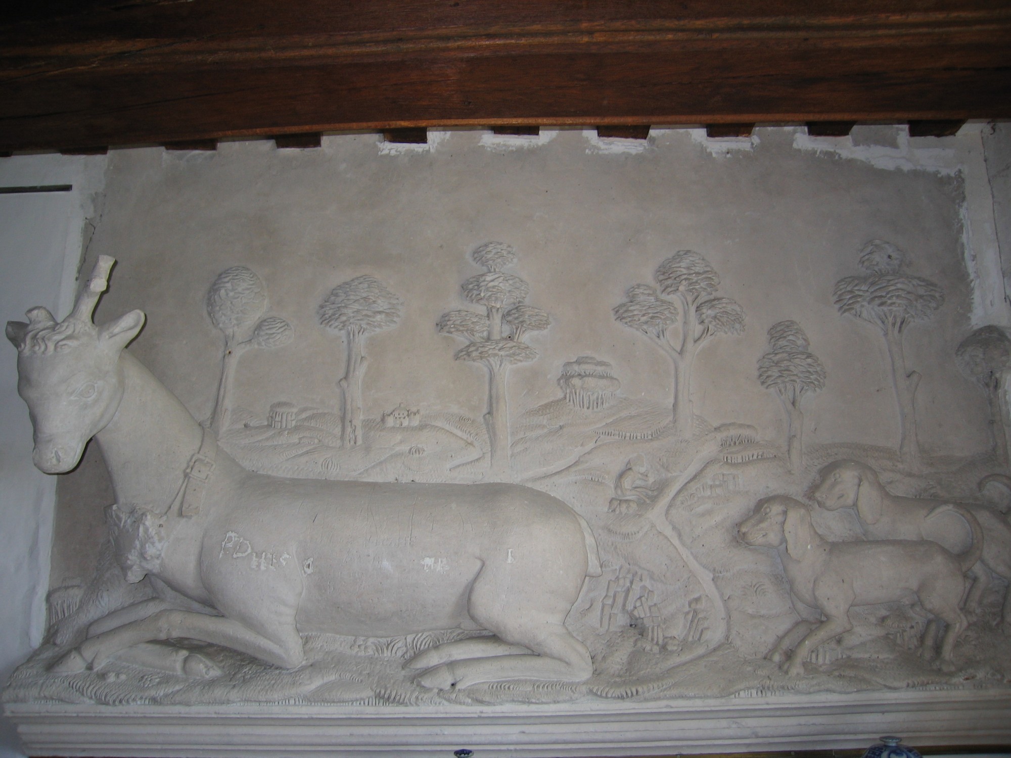 Scène de chasse en haut relief dans un manoir à vendre en vallée de seine