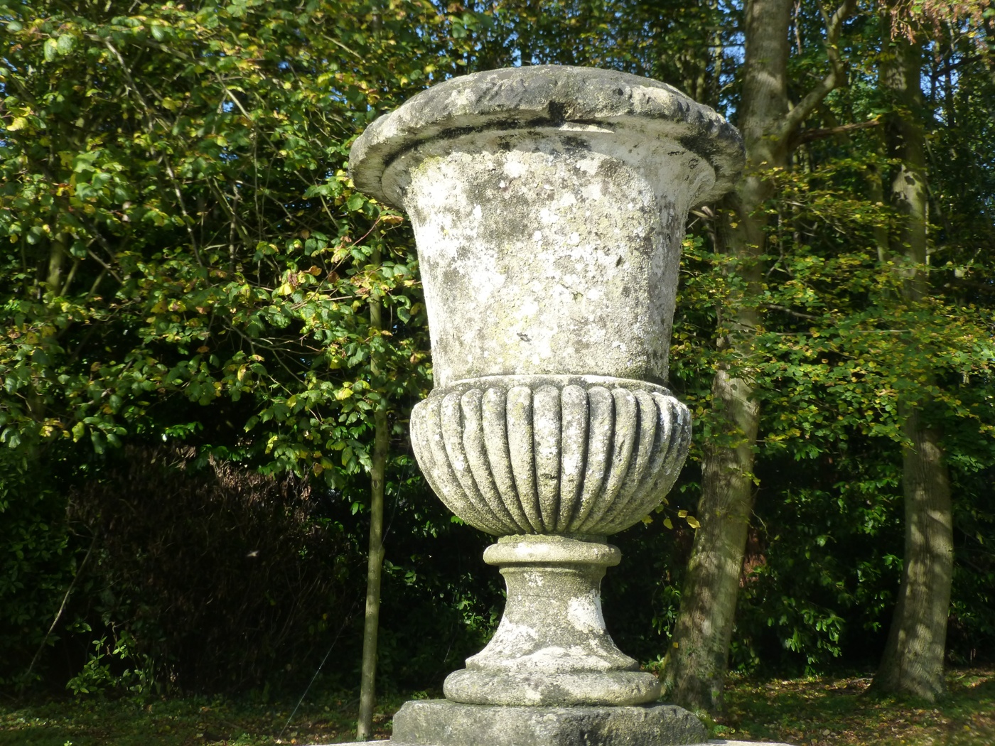 Vase médicis en pierre dans le parc d'un château à vendre dans le Caux Maritime