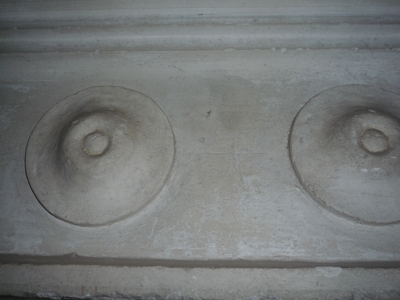 Haut relief en pierre d'un manoir à vendre en Haute Normandie