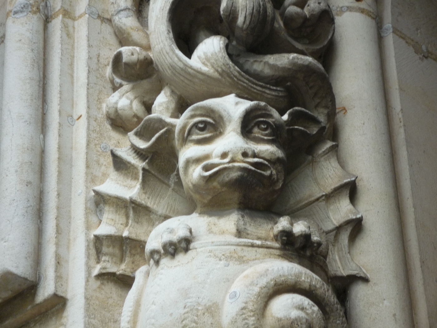 Petit dragon en pierre sculptée sur un manoir à vendre proche de cany barville
