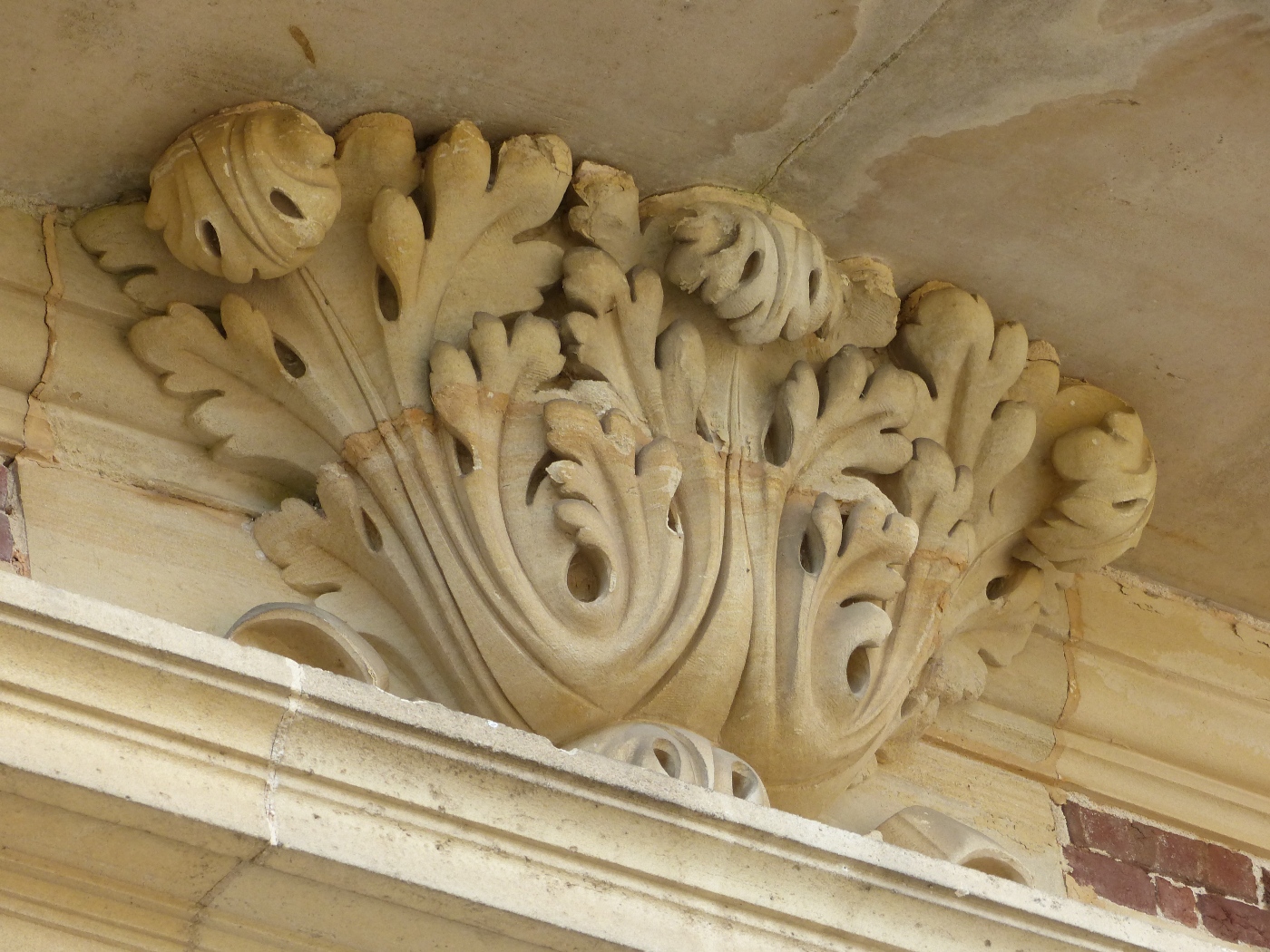Feuilles d'acanthe en pierre sous le balcon d'une maison bourgeoise à vendre près du Havre
