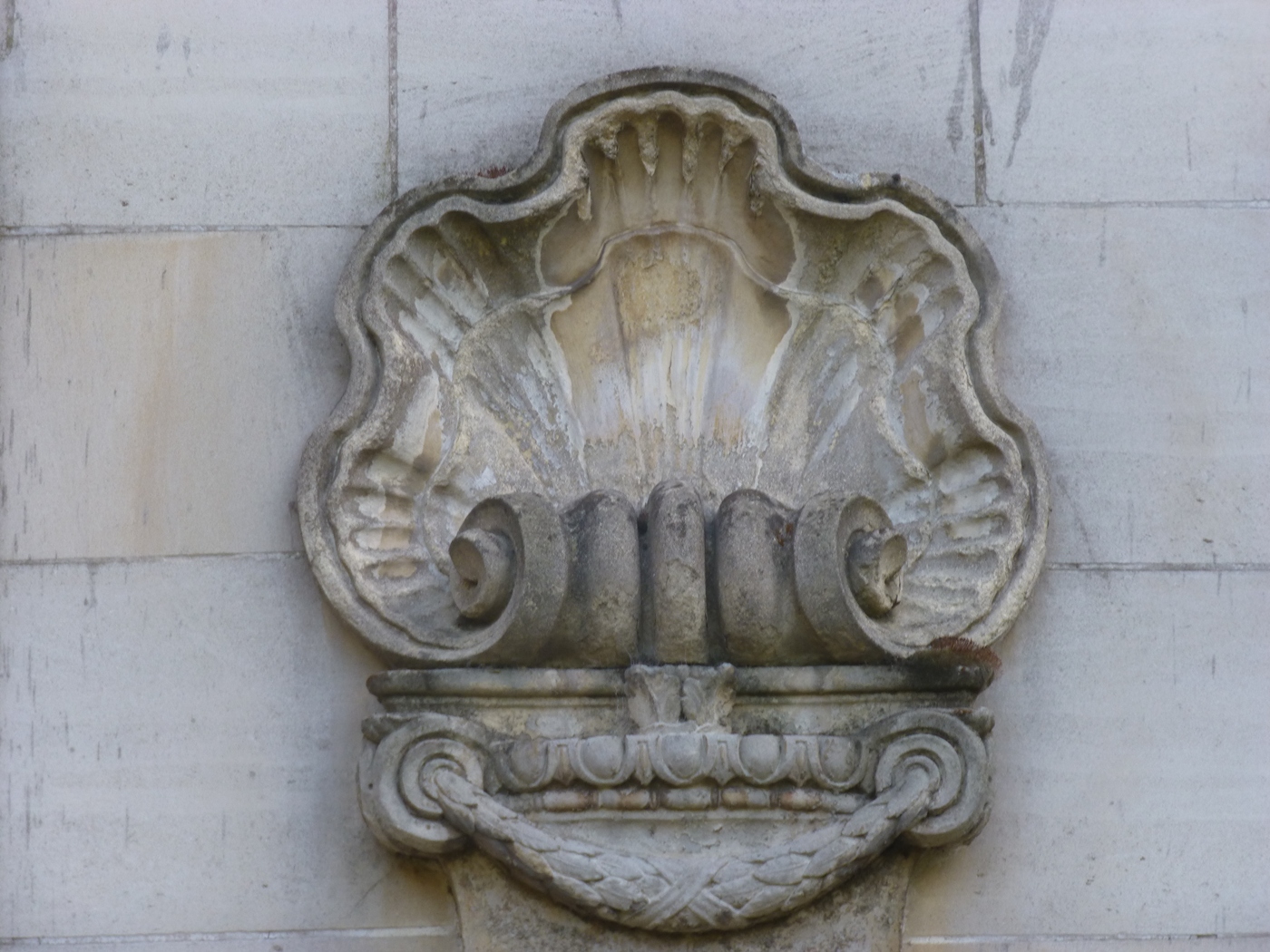 Bénitier en pierre sculptée sur la façade d'un chateau à vendre près de la vallée de Seine
