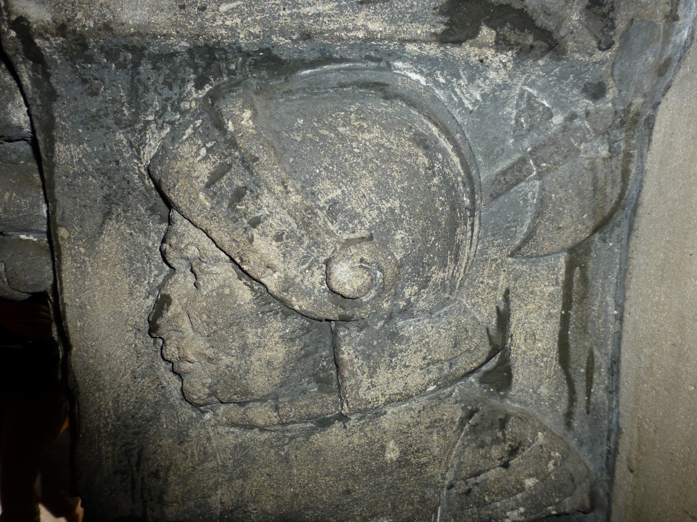 Visage d'un homme en arme en pierre sculptée sur la cheminée d'un manoir à vendre près d'yvetot