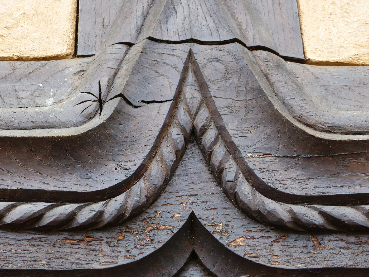 Pièce de menuiserie sculptée sur la porte d'un logis manorial à vendre près de Dieppe