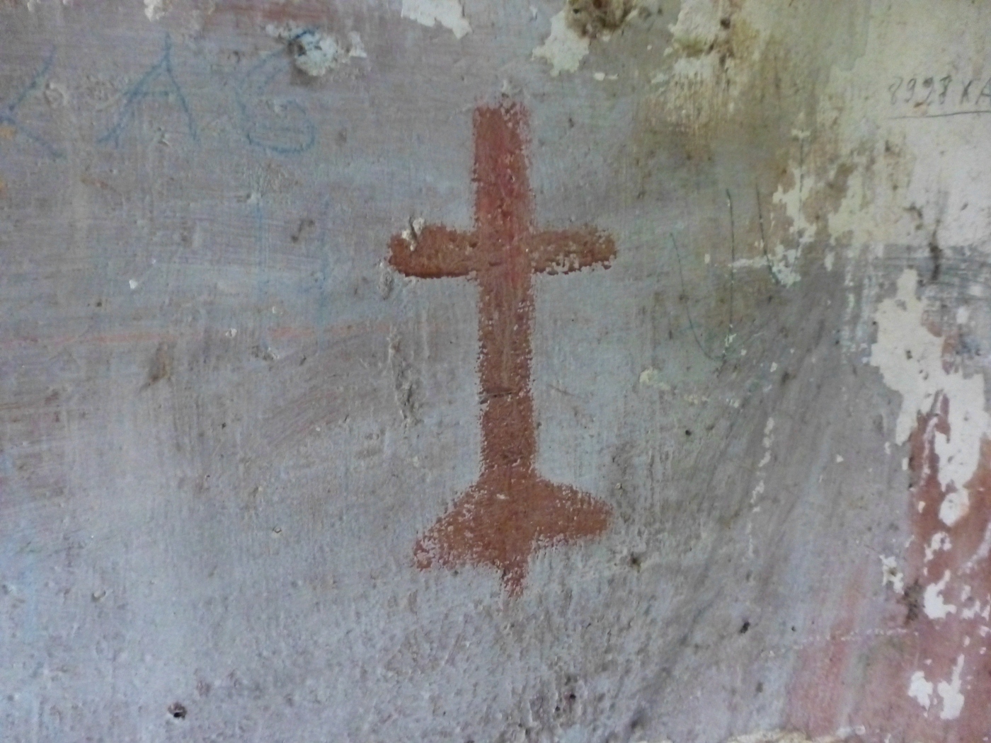 Motif de croix peint sur un mur de maison à vendre proche de St valéry en Caux