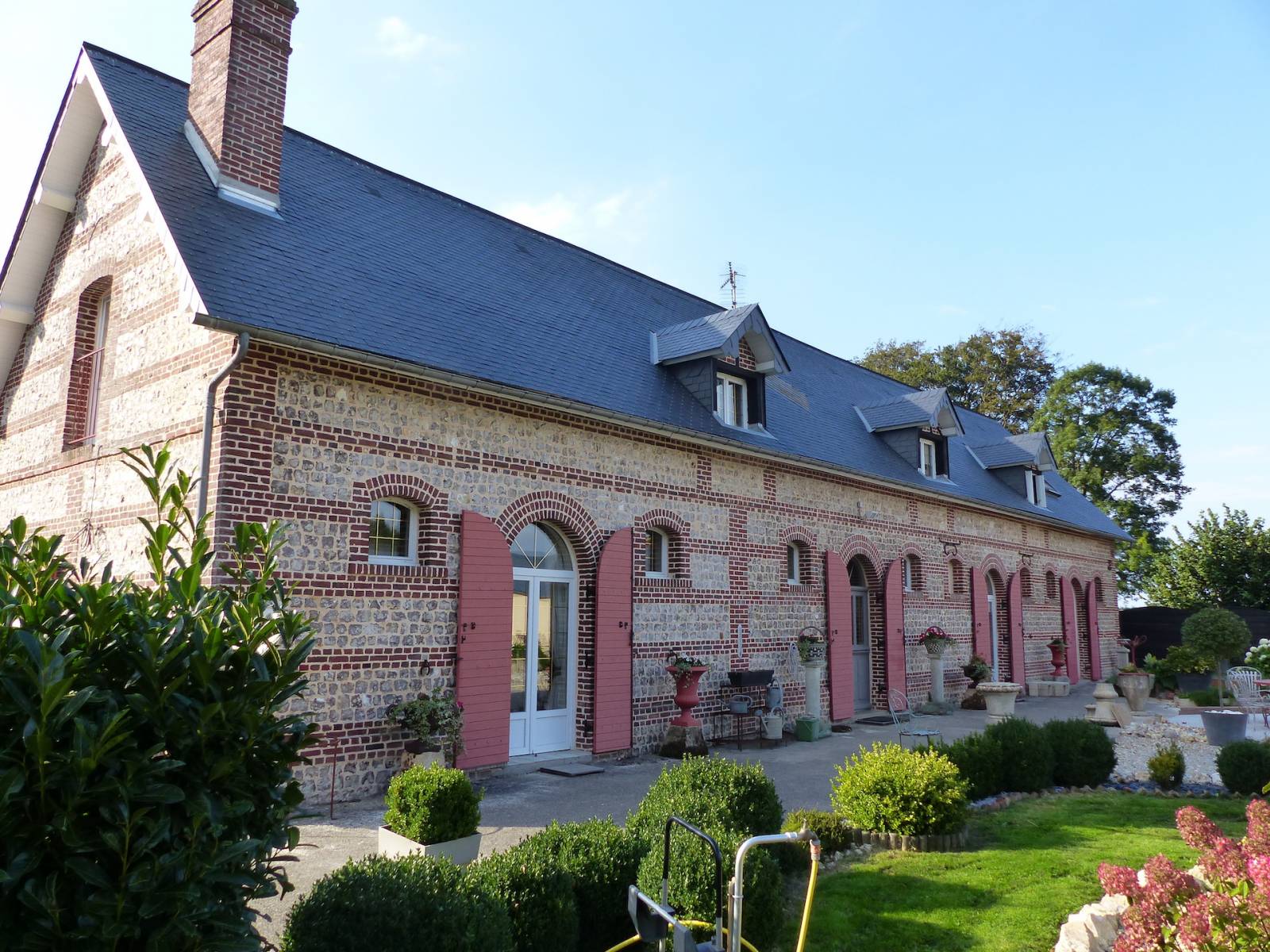 ANCIENNES ECURIES AMÉNAGÉES AVEC GOUT ET CONFORT 7 PIÈCES PROCHE YVETOT NOMBREUX TRAVAUX EFFECTUES