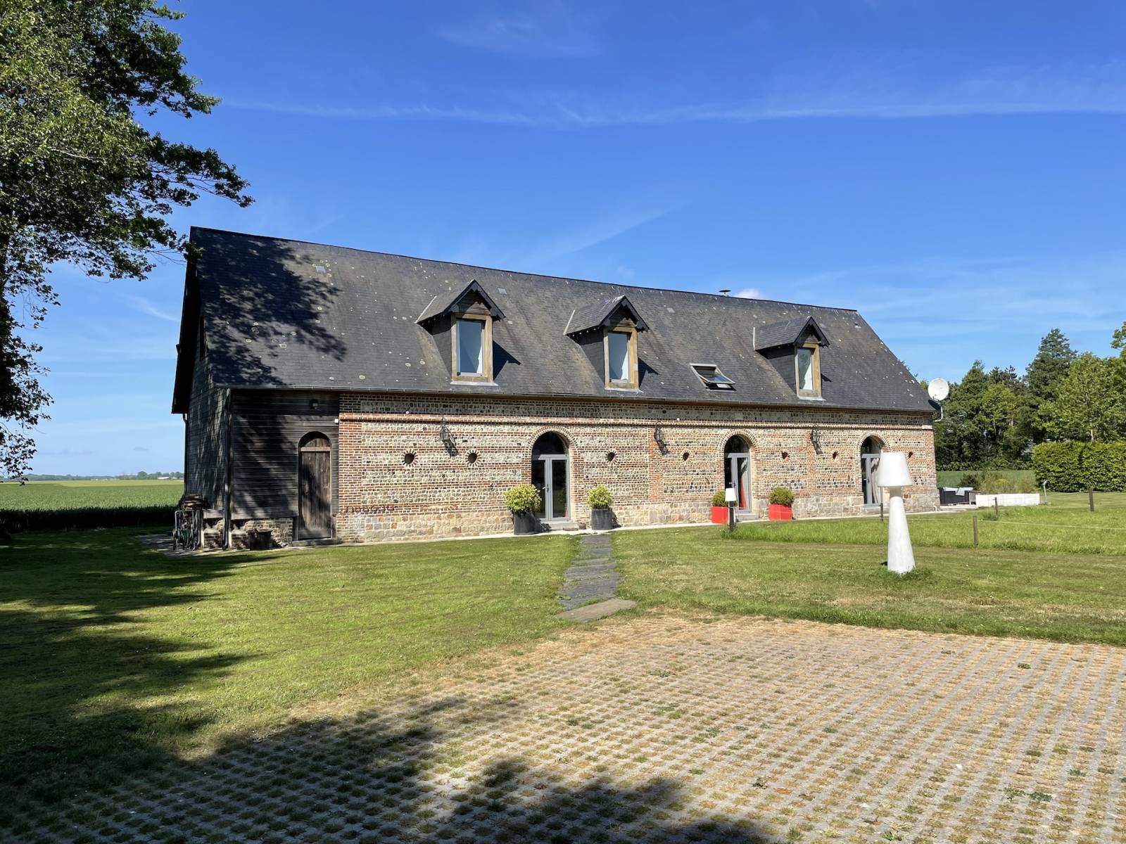 MAGNIFIQUE BATIMENT EN BRIQUES ET SILEX AVEC PIECE A VIVRE DE 90 M2