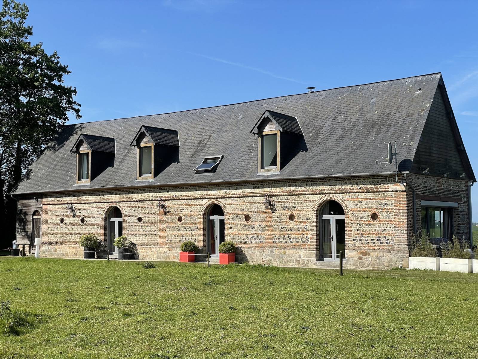 MAGNIFIQUE BATIMENT EN BRIQUES ET SILEX AVEC PIECE A VIVRE DE 90 M2