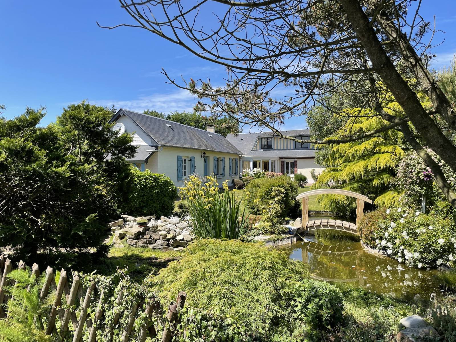 ENSEMBLE DE 2 MAISONS COMMUNICANTES AVEC LA PLAGE DES PETITES DALLES A PIED