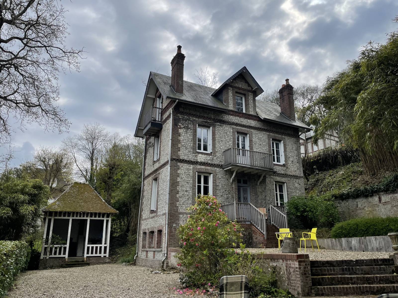 EXCLUSIVITE ELEGANTE ET RARE VILLA DE BORD DE MER AUX PETITES DALLES