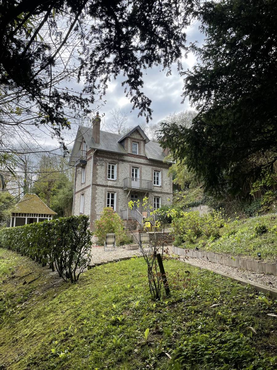 EXCLUSIVITE ELEGANTE ET RARE VILLA DE BORD DE MER AUX PETITES DALLES