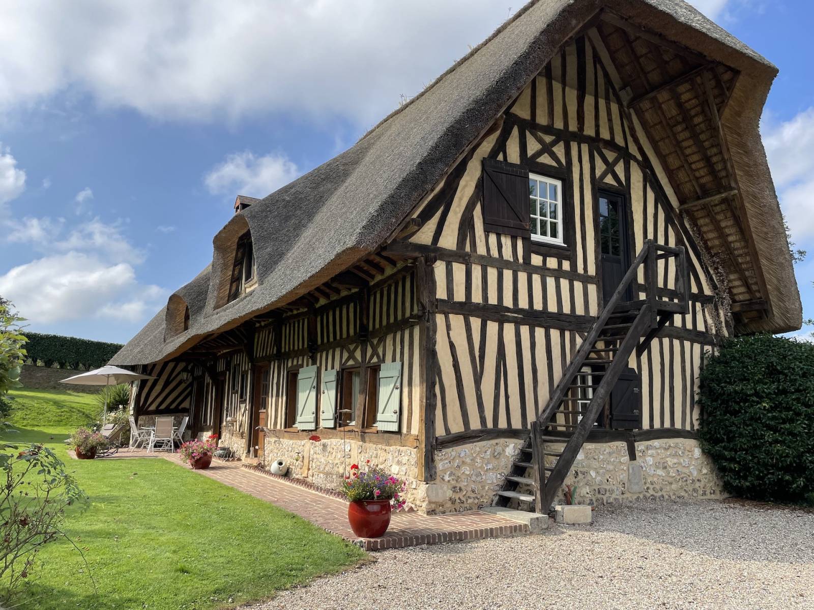 EXCLUSIVITÉ ÉLÉGANTE ET AUTHENTIQUE CHAUMIÈRE AUX PORTES D'ÉTRETAT