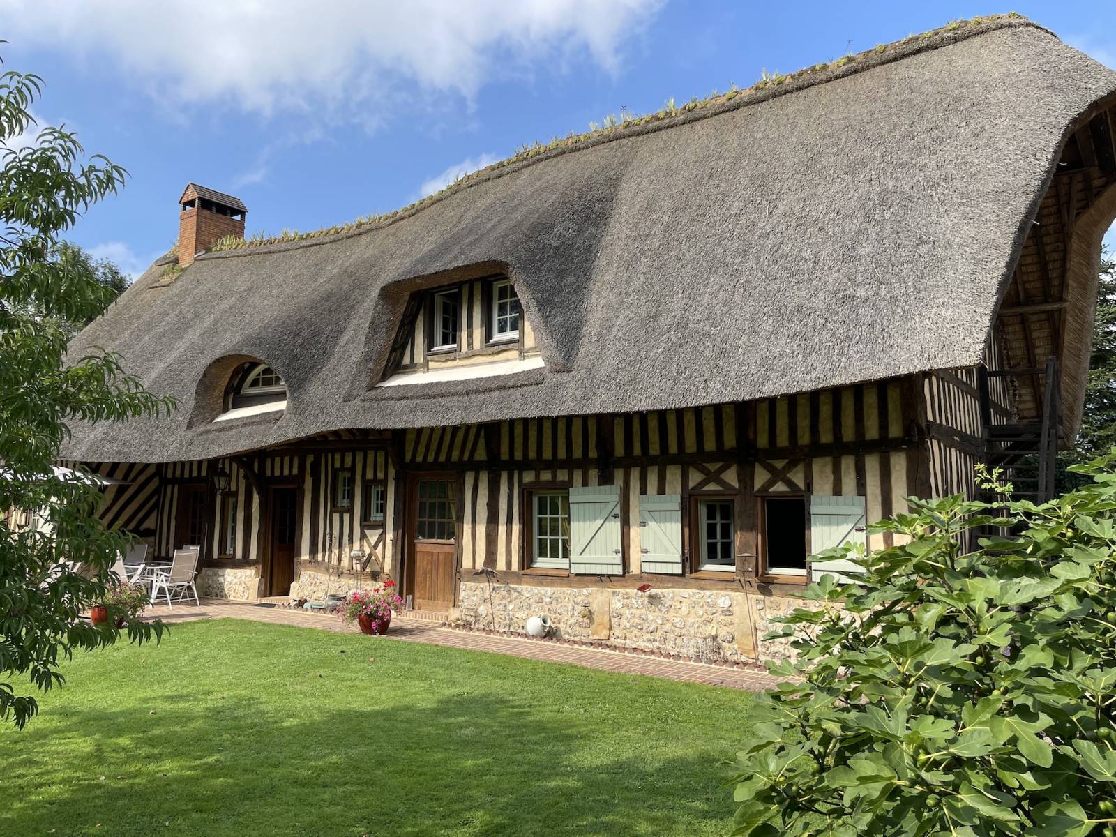 EXCLUSIVITÉ ÉLÉGANTE ET AUTHENTIQUE CHAUMIÈRE AUX PORTES D'ÉTRETAT