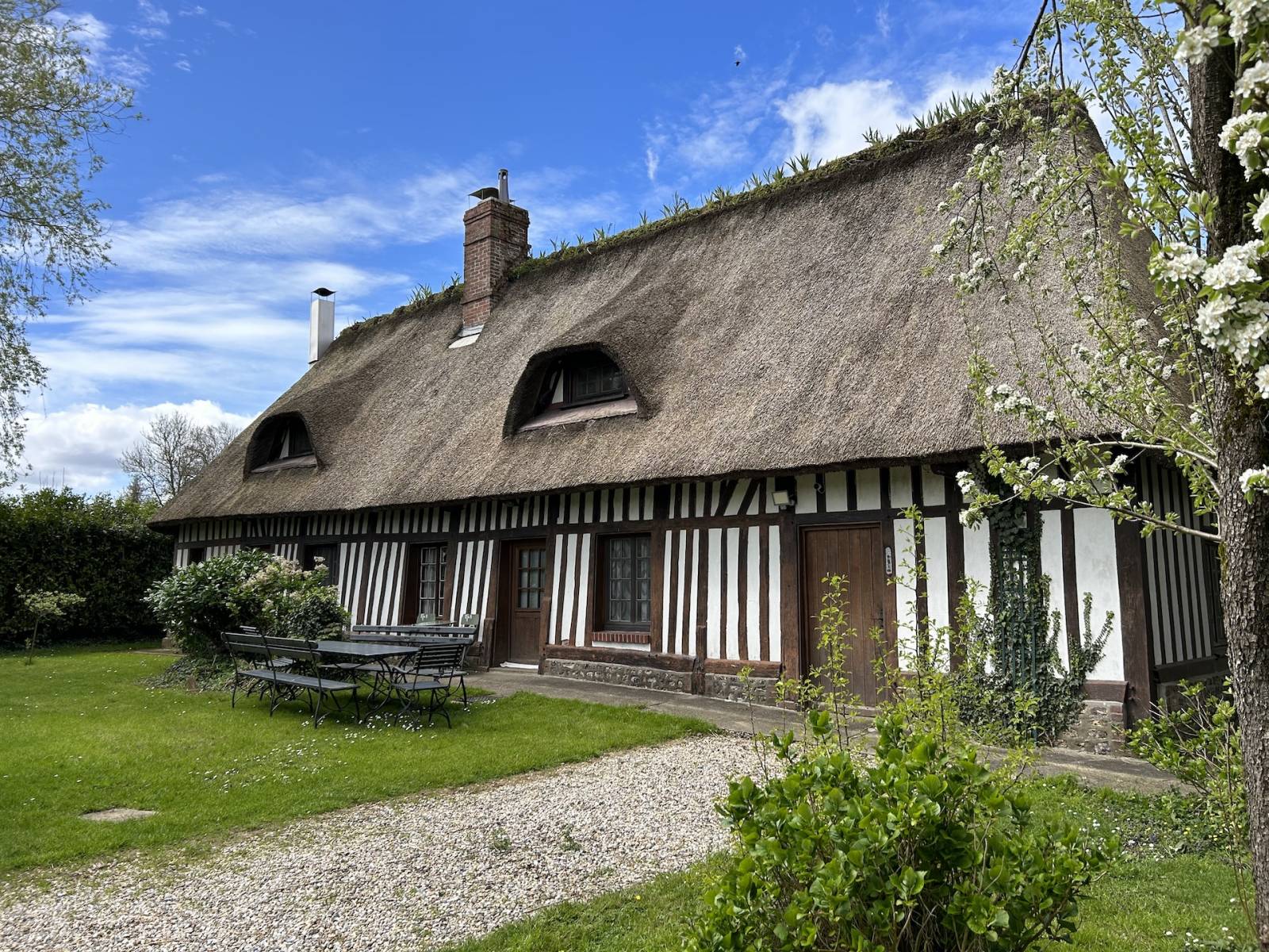 EXCLUSIVITE BELLE CHAUMIERE EN COLOMBAGES 5 PIÈCES ENTRE YVETOT ET LES PLAGES NORMANDES