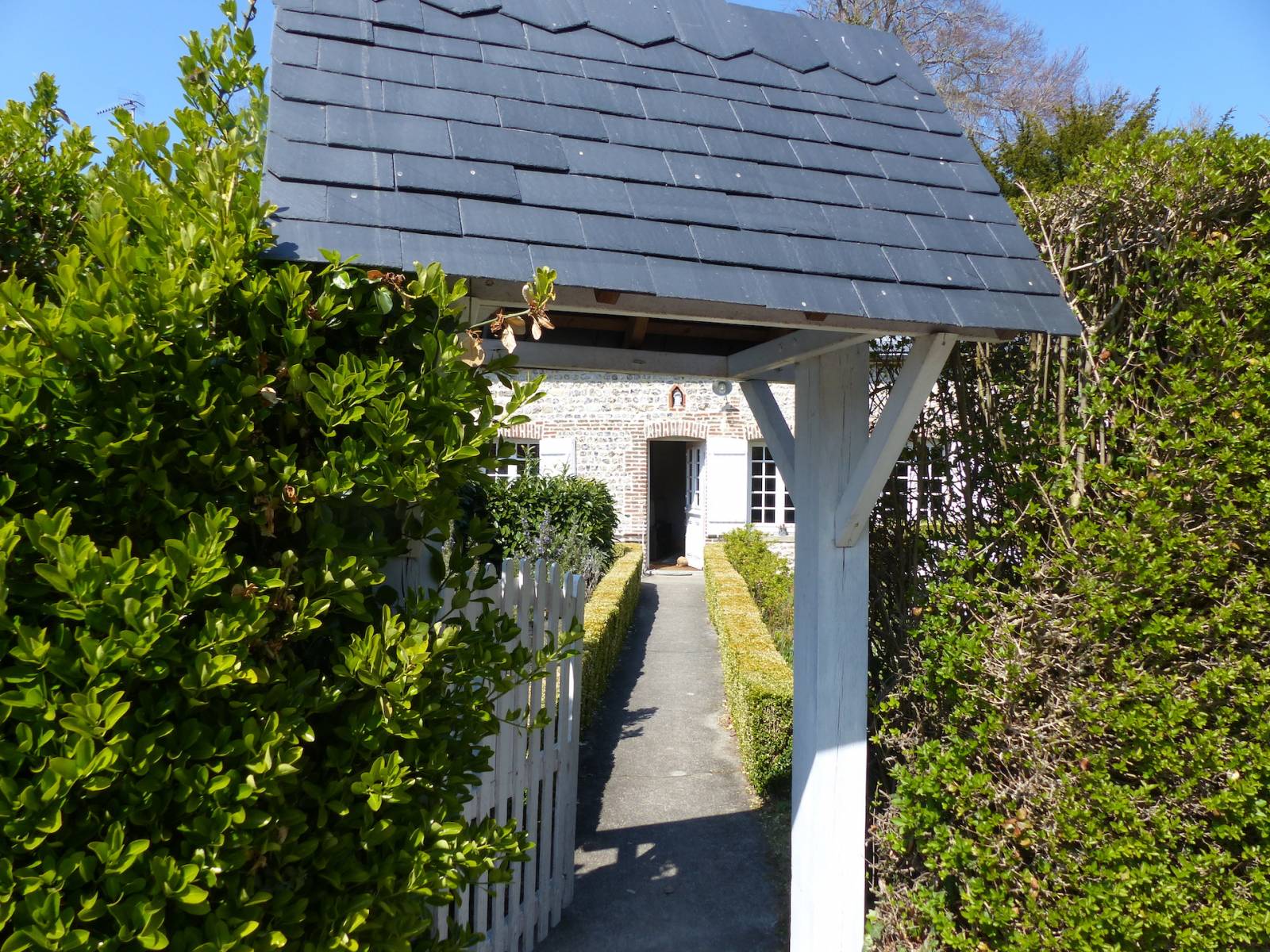 EXCLUSIVITÉ RAVISSANTE MAISON DE VILLAGE COTIER RÉNOVÉE AVEC GOUT PROCHE PLAGE ET COMMERCES