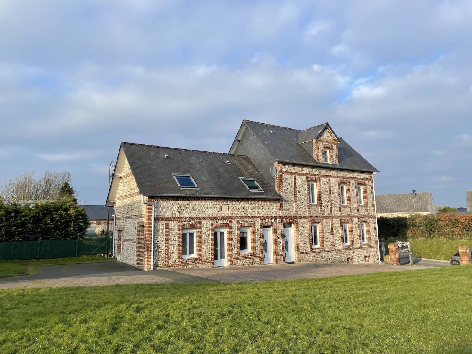 BELLE MAISON DE MAITRE DE VILLAGE COMPRENANT 3 LOGEMENTS PROCHE DE LA PLAGE