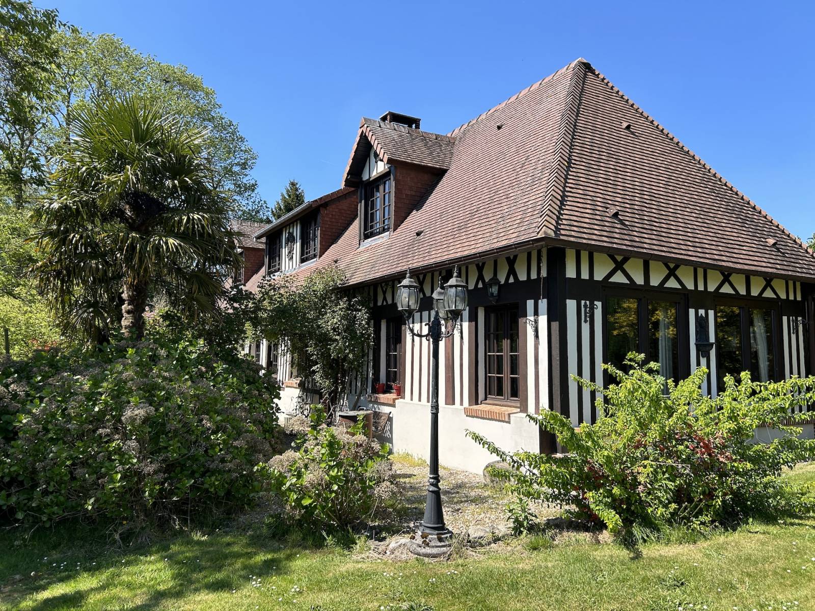 LONGÈRE NORMANDE EN COLOMBAGES AVEC JOLI JARDIN À L’ANGLAISE