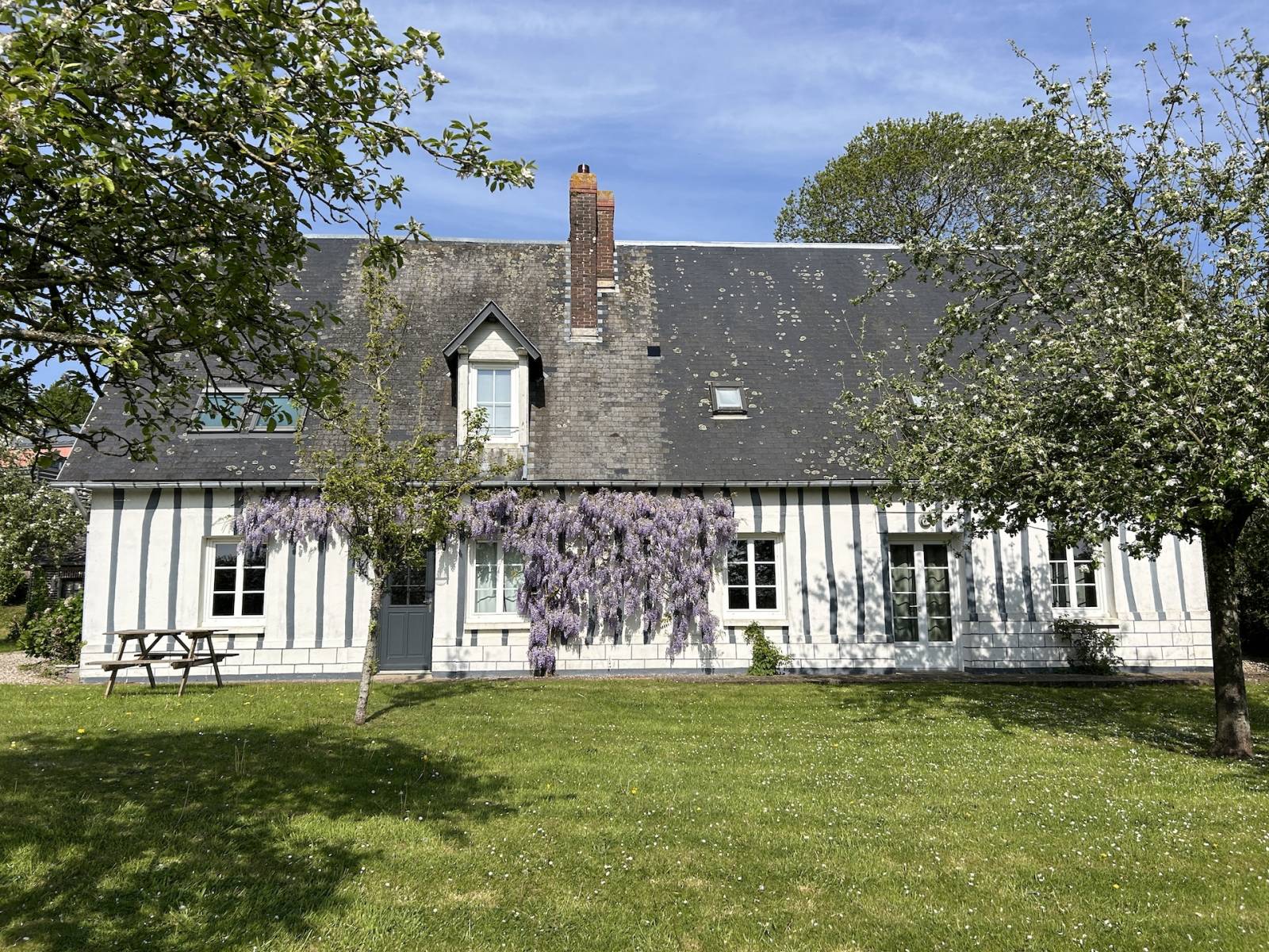 LONGÈRE 7 PIÈCES RÉNOVÉE AVEC GOÛT ENTRE VILLAGE ET CAMPAGNE