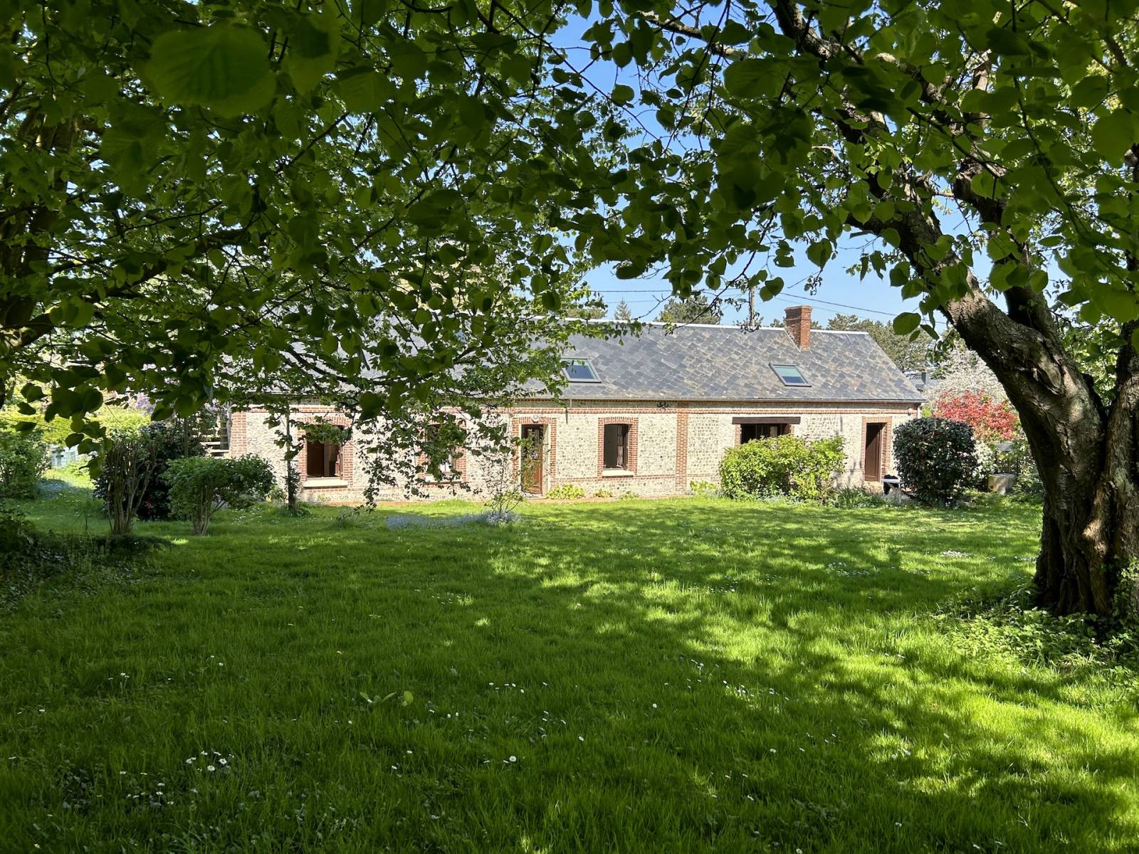 CHARMANTE MAISON EN BRIQUES ET SILEX À MOINS DE 10 MINUTES À VÉLO DE LA PLAGE