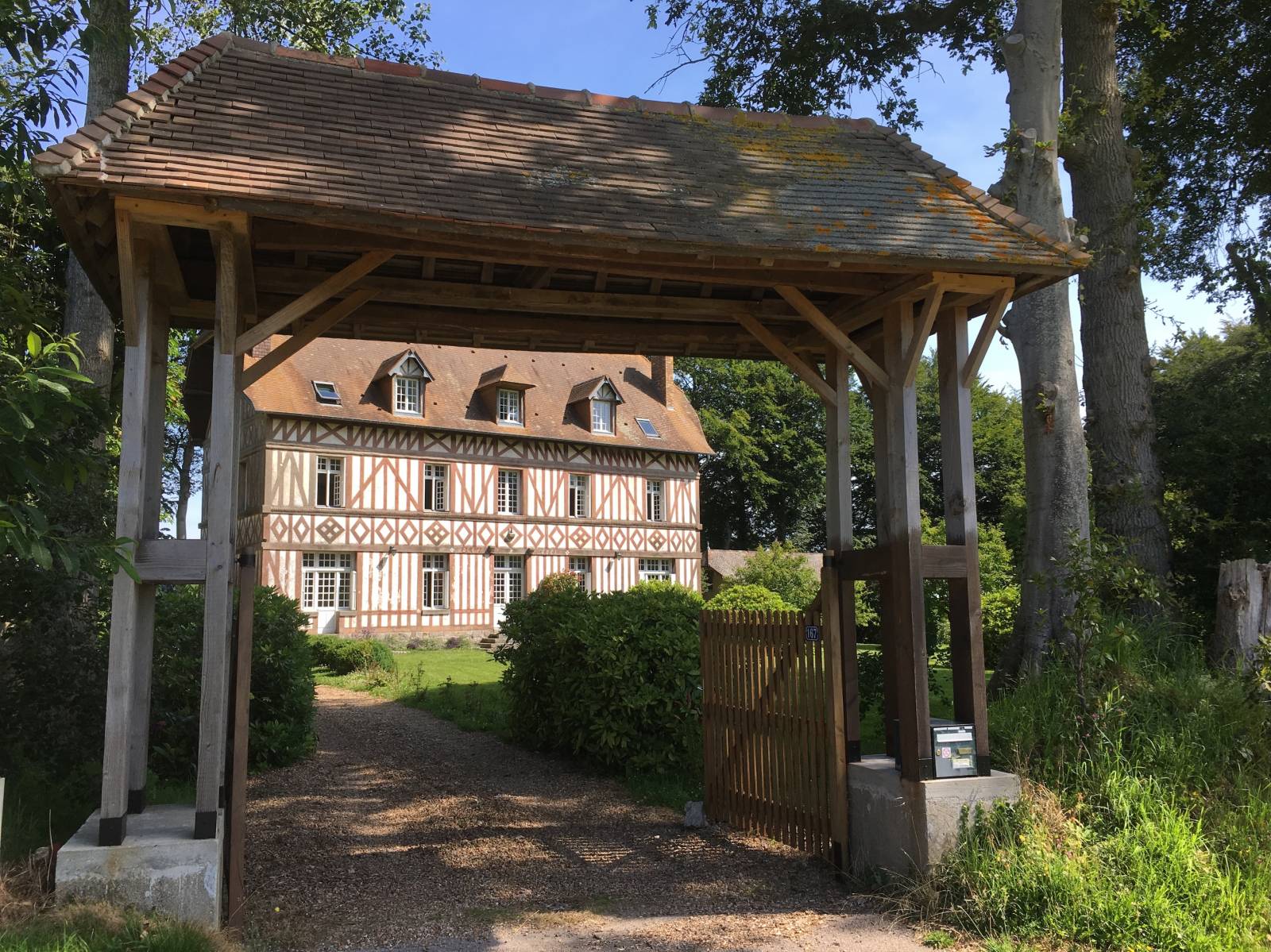 BEL ENSEMBLE IMMOBILIER COMPRENANT MANOIR ET DEUX DEPENDANCES AMÉNAGÉES