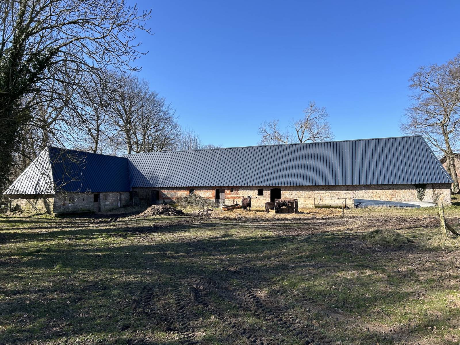 MAGNIFIQUE BÂTIMENT EN GRÈS, SILEX ET BRIQUES DE SAINT-JEAN A MOINS DE 5 KILOMÈTRES DES PLAGES DE VEULETTES ET DE SAINT-VALERY-EN-CAUX 