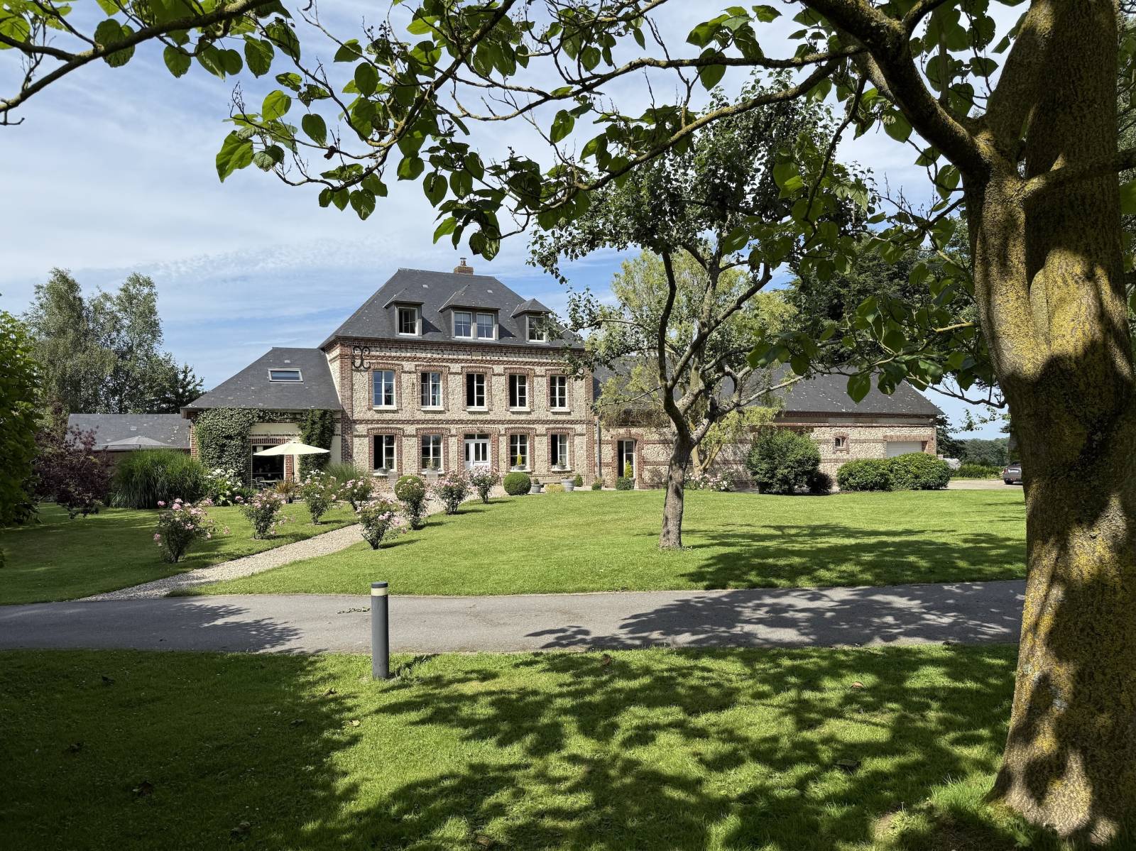 EXCLUSIVITÉ ELEGANTE MAISON DE MAITRE ENTIÈREMENT RESTAURÉE A PROXIMITE IMMÉDIATE DES PLAGES