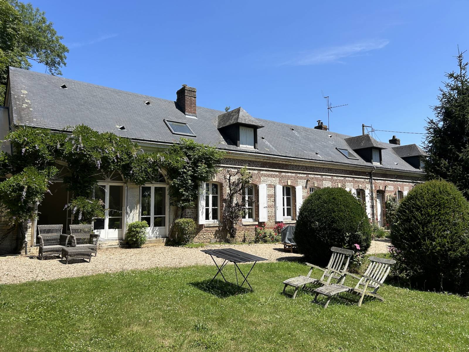 SUPERBE ORANGERIE AMÉNAGÉE AVEC GOÛT AVEC PORTAIL MONUMENTAL DANS UN ENVIRONNEMENT EXCEPTIONNEL A 6 KM DE LA PLAGE