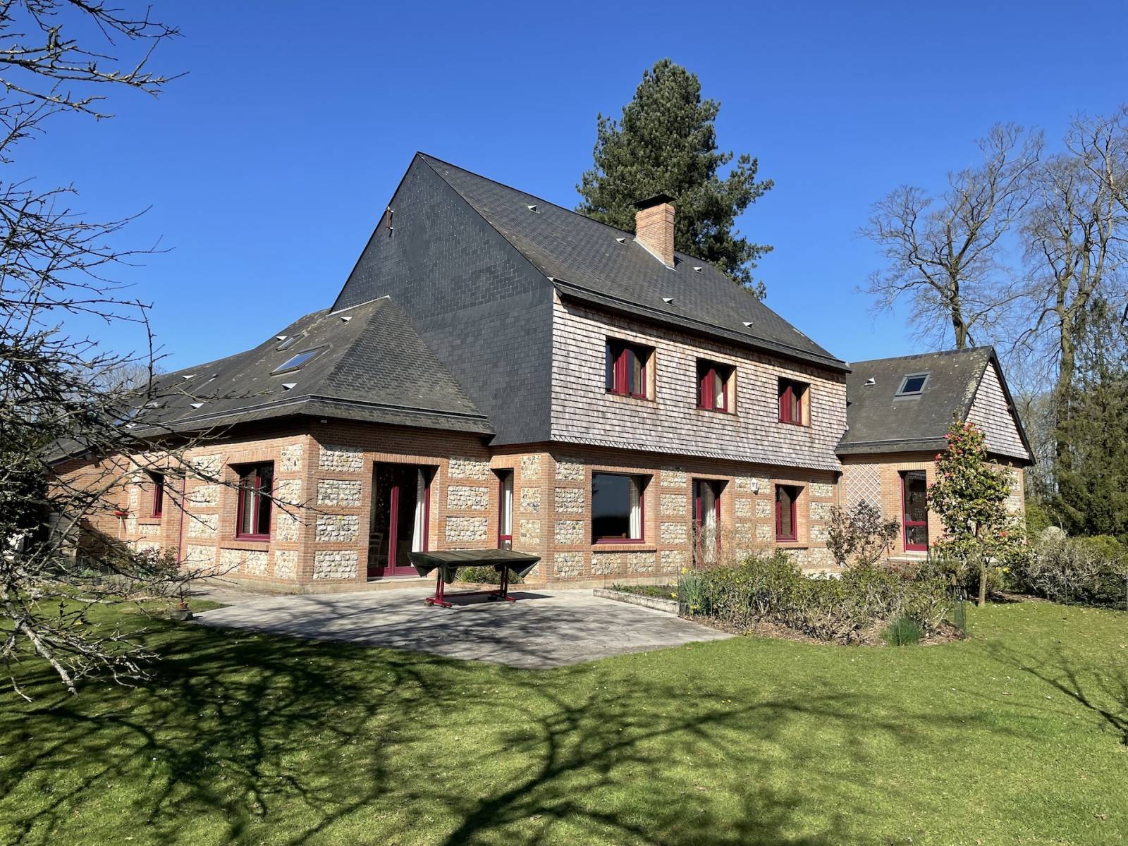BELLE MAISON NORMANDE CONTEMPORAINE 12 PIECES PRINCIPALES SUR 7700 M2 AUX PORTES D'YVETOT