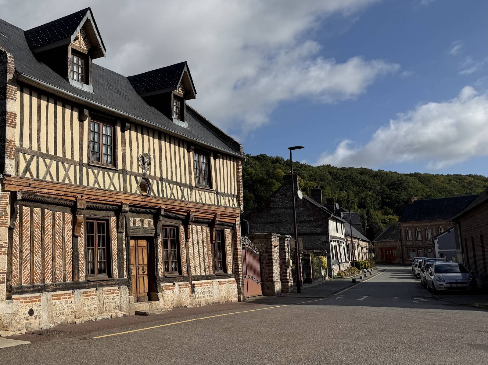 TRES ANCIENNE MAISON DE VILLAGE RÉNOVÉE AVEC COMMERCES A PIED ET A 15 MINUTES DES PLAGES