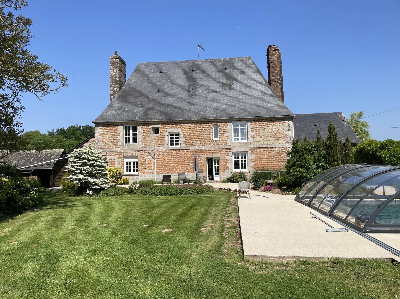 EXCLUSIVITÉ ELEGANT MANOIR 17EME SUR ENVIRON 5 HECTARES AVEC DEPENDANCES ET PISCINE A 10 MINUTES DE VEULES LES ROSES