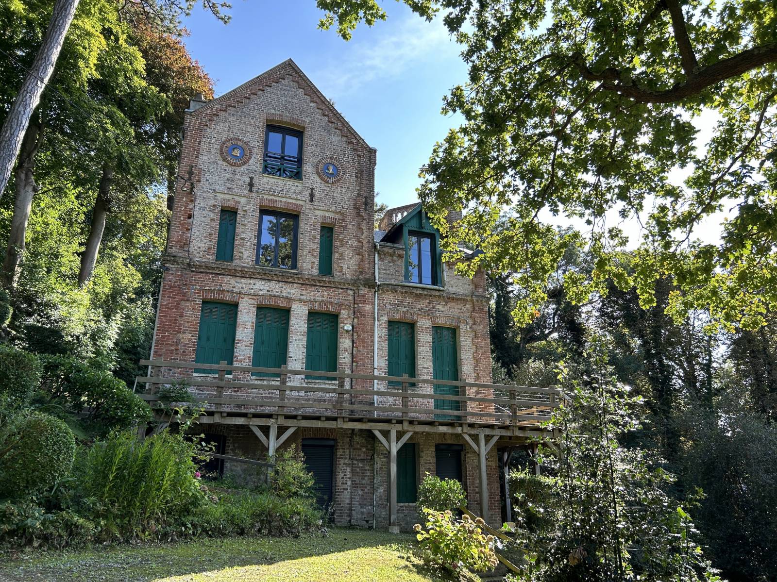 ÉLÉGANT CASTEL DE BORD DE MER PROCHE DE LA PLAGE AVEC VUE SUR MER ET VILLAGE