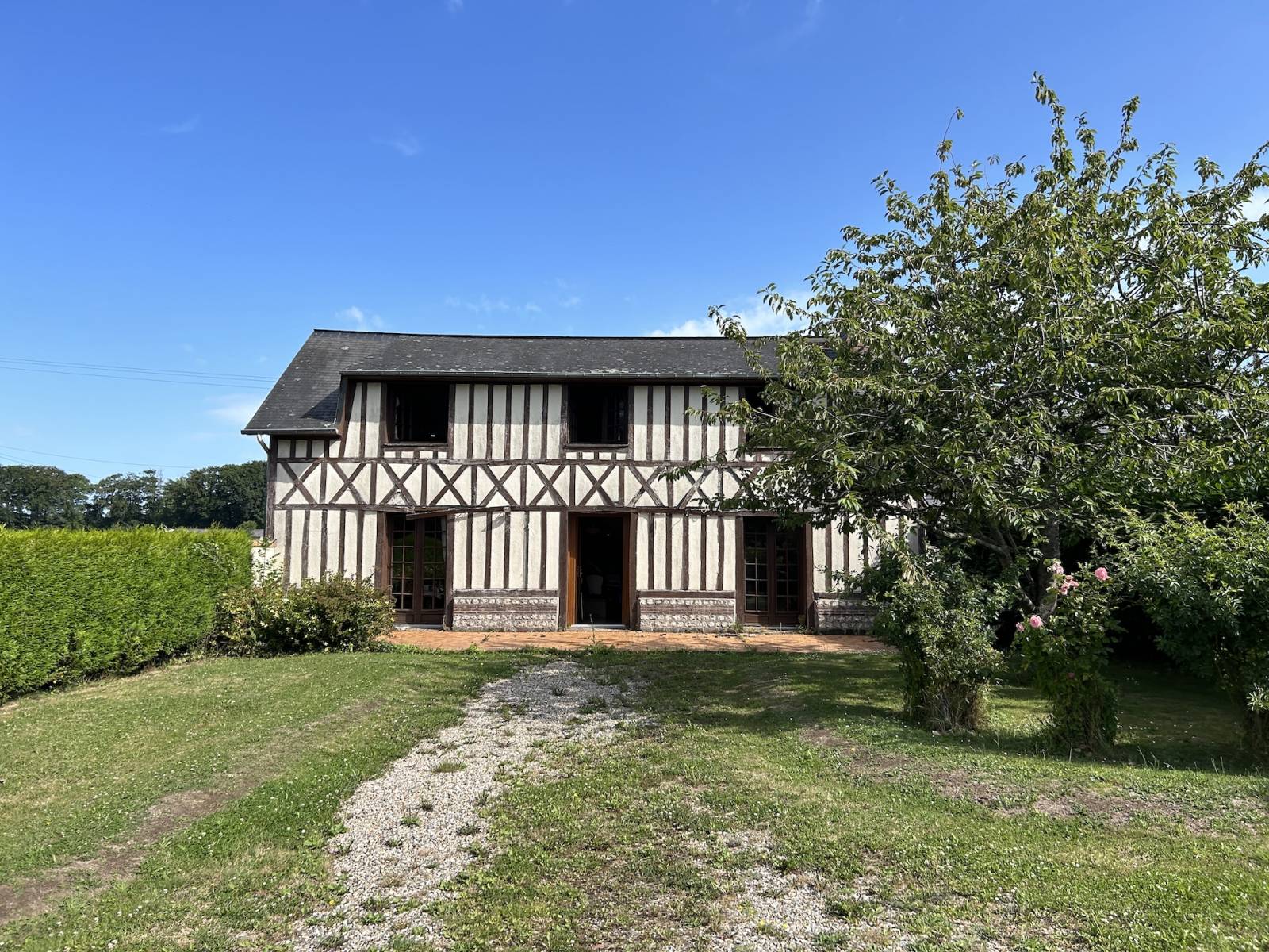 MAISON À RÉNOVER À SEULEMENT 4 KM DE LA PLAGE DES PETITES-DALLES