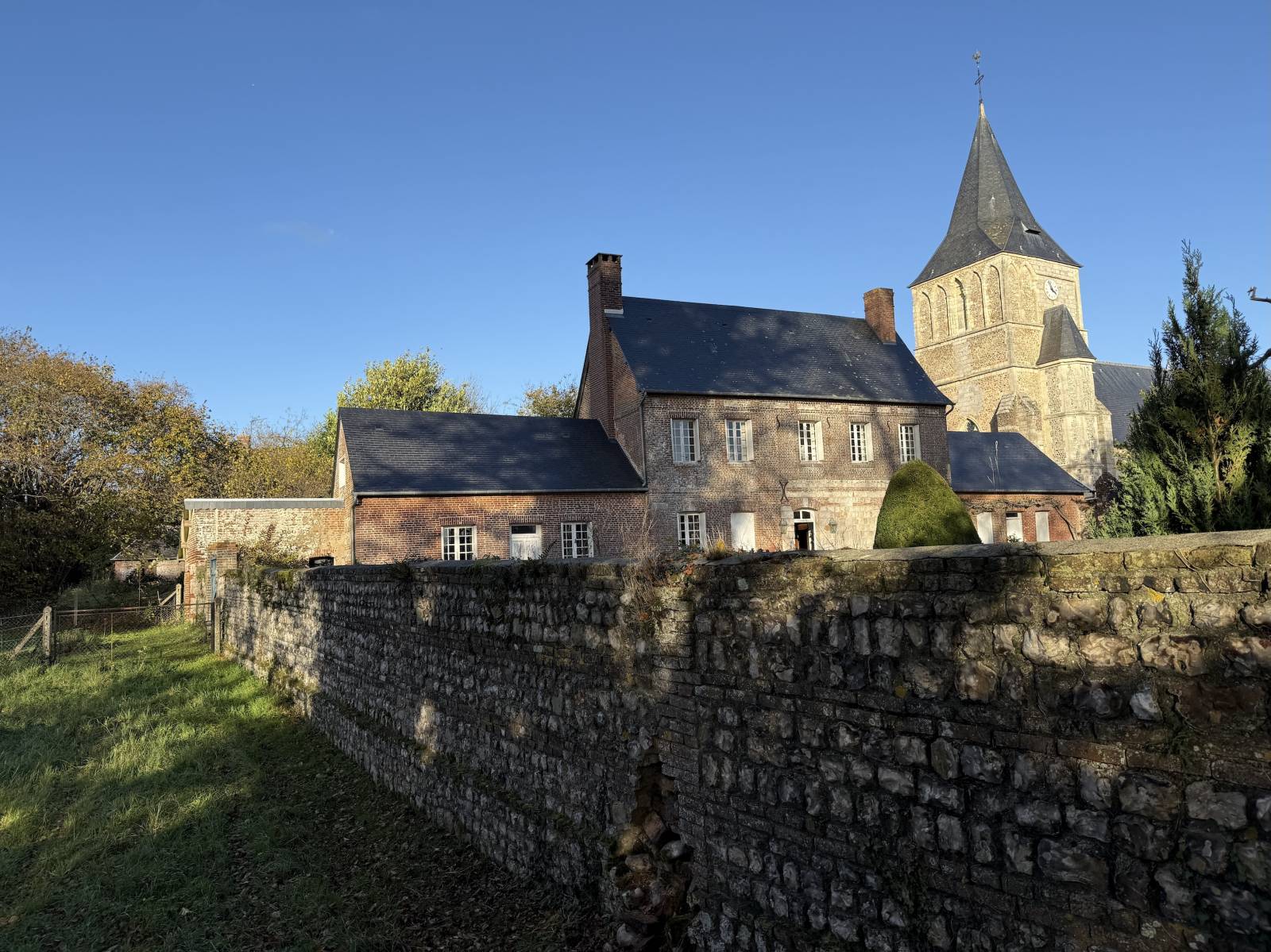 EXCLUSIVITÉ AUTHENTIQUE PRESBYTÈRE XVIIIÈME AVEC SON JARDIN DE CURÉ CLOS DE MURS