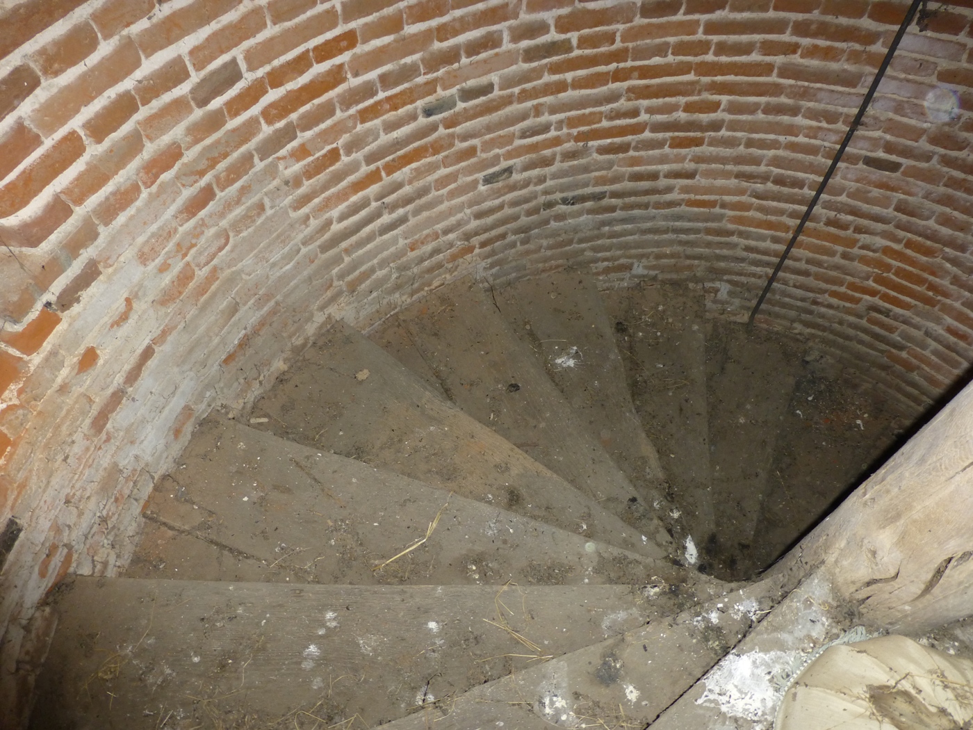 Escalier à vis dans un manoir cauchois à vendre dans le 76