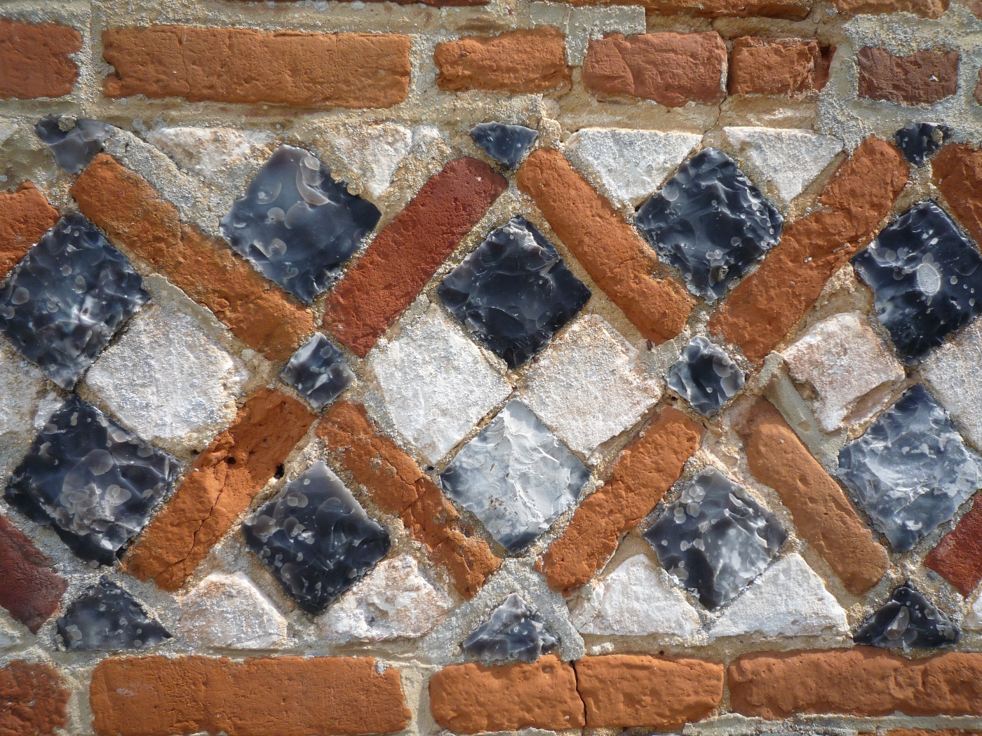 Polychromie de briques et de silex sur un manoir à vendre en Haute Normandie