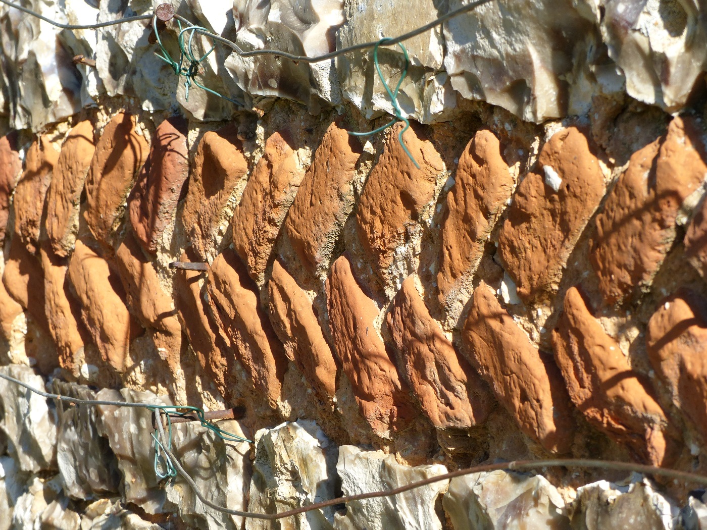 Briques et silex sur le mur d'un manoir à vendre dans la région de Fécamp