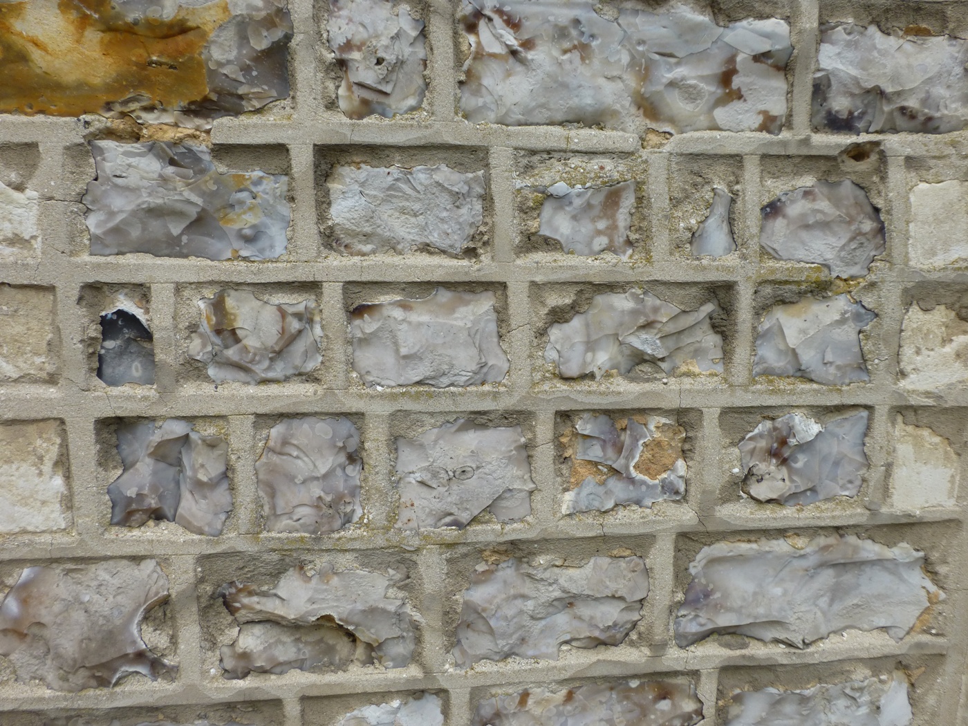 Silex jointés à l'anglaise d'une maison à vendre près des Petites Dalles